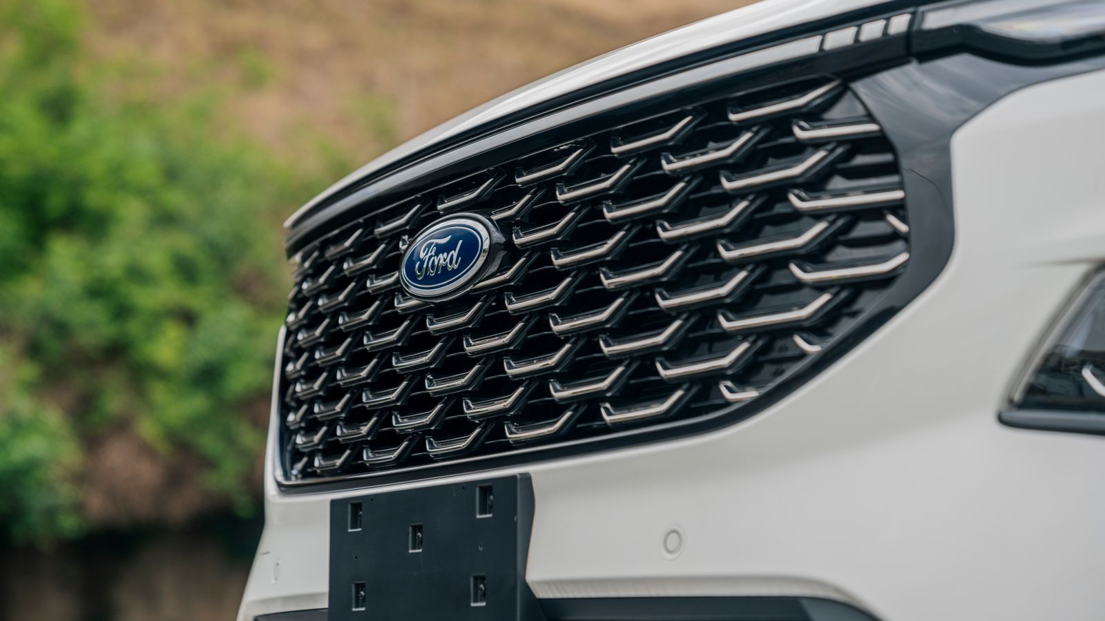 Bull bar crash guard ban India 2026 - factory SUV front bumper and crash structure close up, crumple zone and airbag sensor safety, Section 52 Motor Vehicles Act