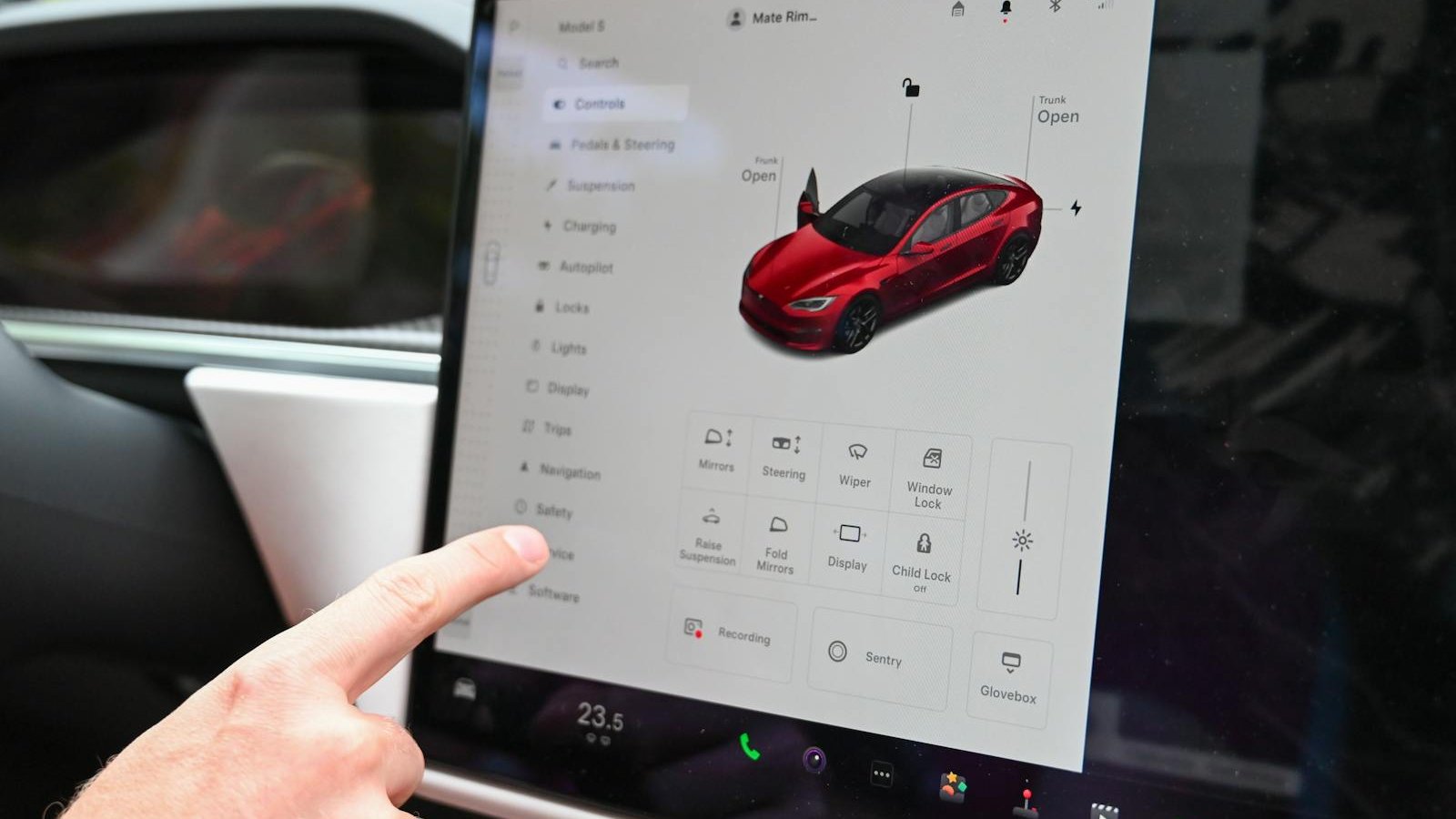 Hand using a car touchscreen head unit - how to catch a fake-spec Android car stereo in India 2026, verify real RAM storage and processor before you pay